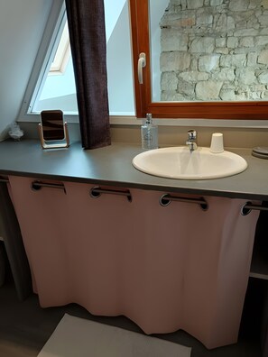 Douche, serviettes fournies