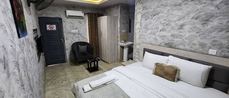 Deluxe Studio, Balcony | Desk, laptop workspace, free WiFi