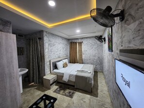 Desk, laptop workspace, free WiFi - DeRadiant Lodge (Lekki)