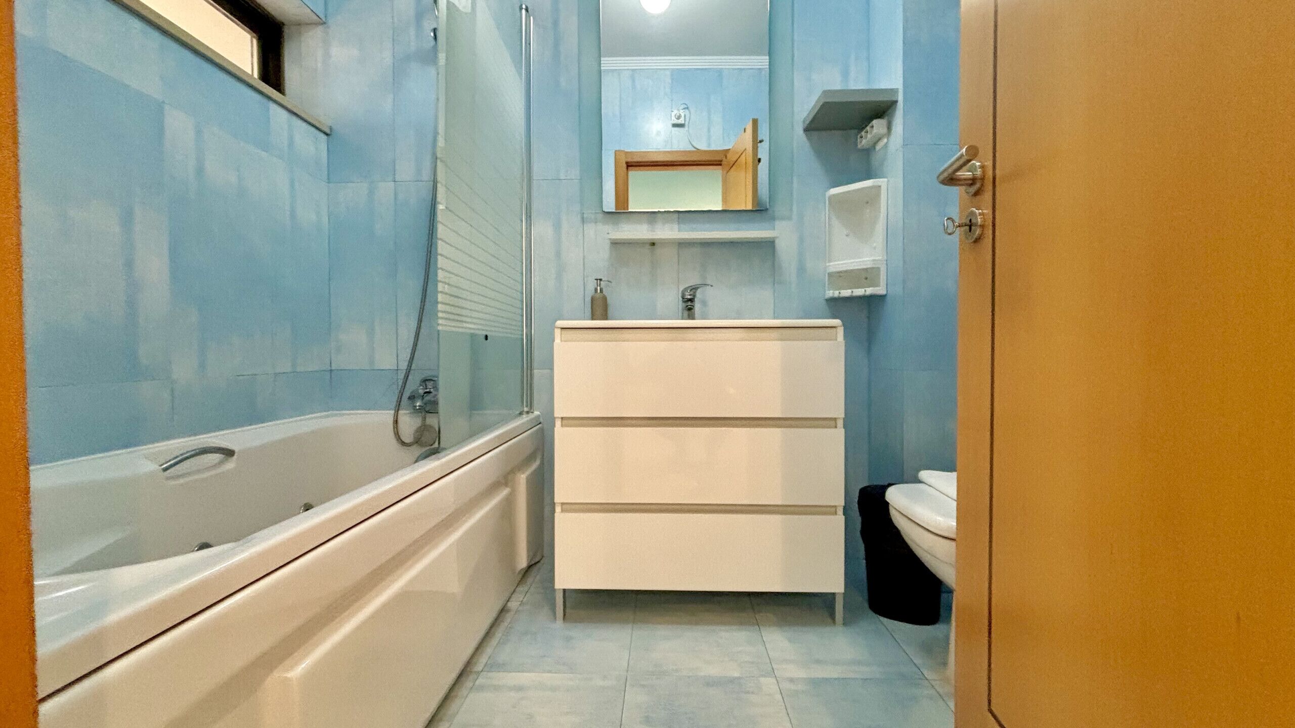 Une salle de bain avec une baignoire, un lavabo et des toilettes.