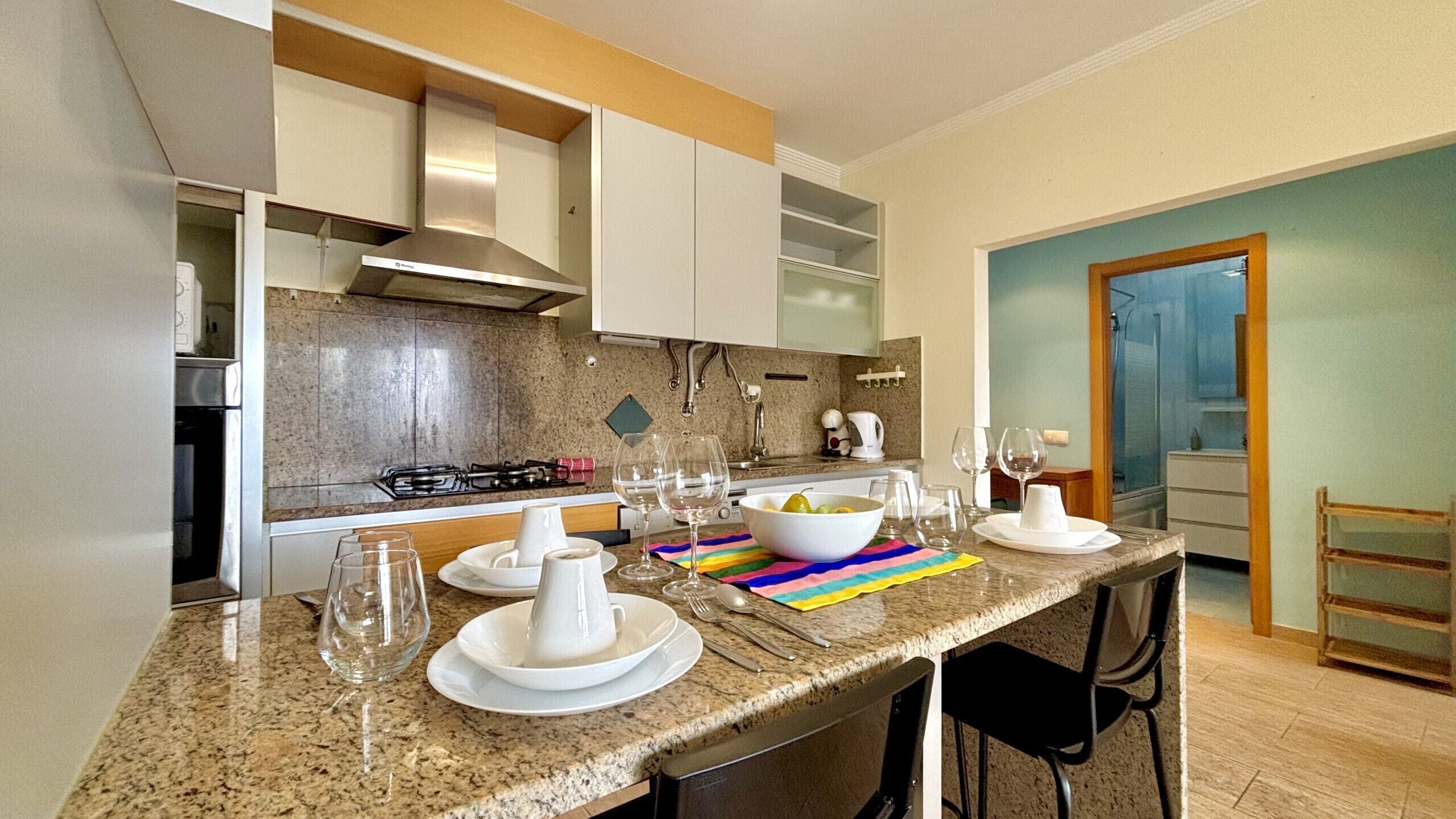 Mikrowelle, Geschirrspüler, Wasserkocher mit Kaffee-/Teezubehör