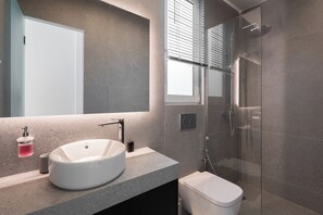 Dusche, Haartrockner, Handtücher, Seife