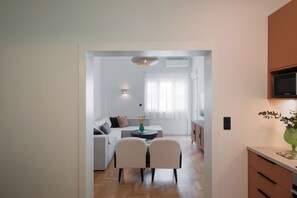 Smart TV - Stylish 4BR Top Floor w Private Rooftop Lounge (Athina)