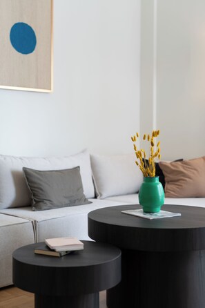 Smart TV - Stylish 4BR Top Floor w Private Rooftop Lounge (Athina)