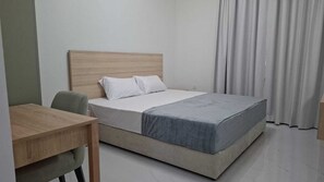 3 bedrooms, iron/ironing board, free WiFi, bed sheets - Close to Jabel Ali free zone easy access to Dubai and Abu Dhabi (Dubai)