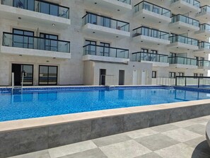 Outdoor pool, a heated pool - Close to Jabel Ali free zone easy access to Dubai and Abu Dhabi (Dubai)