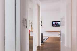 Leilighet – deluxe, balkong | Allergitestet sengetøy, skrivebord, lydisolert og strykejern/-brett