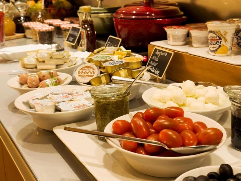 Colazione a buffet, servita tutte le mattine (16 EUR a persona) 