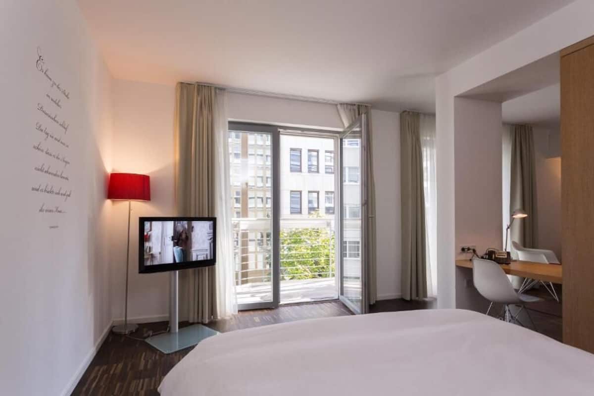 Junior Suite | Hypo-allergenic bedding, desk, soundproofing, iron/ironing board