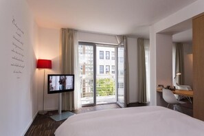 Junior-sviitti | Allergiatestatut vuodevaatteet, työpöytä, äänieristys