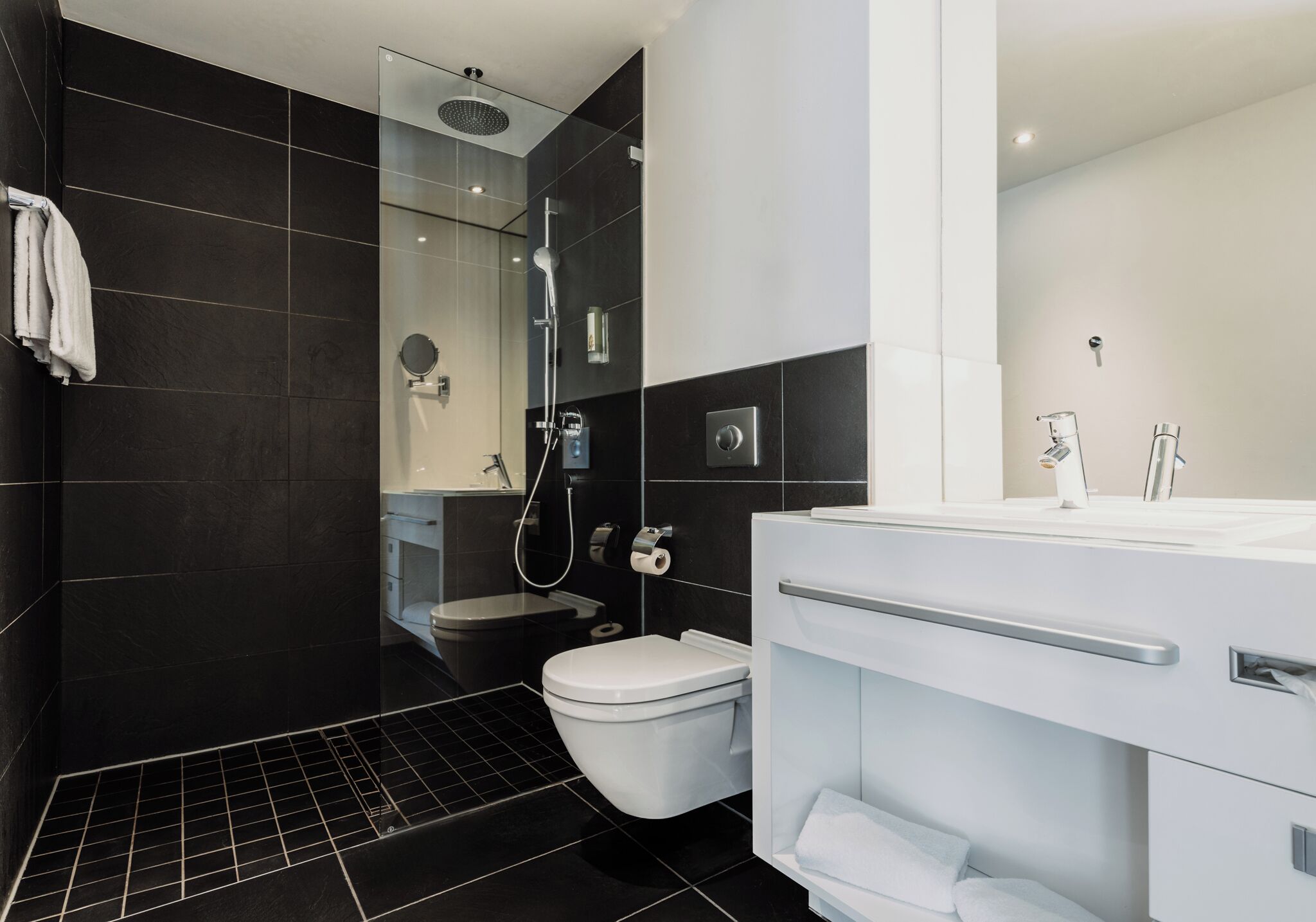 Camera doppia | Bagno | Doccia, sapone, shampoo, carta igienica
