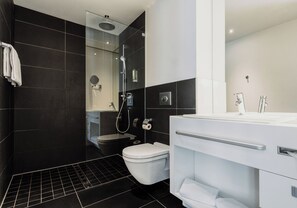 ダブルルーム | バスルーム | シャワー、石鹸、シャンプー、トイレットペーパー