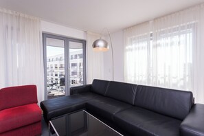 Comfort-huoneisto, parveke | Allergiatestatut vuodevaatteet, työpöytä, äänieristys