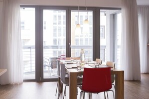 Leilighet – deluxe, balkong | Allergitestet sengetøy, skrivebord, lydisolert og strykejern/-brett