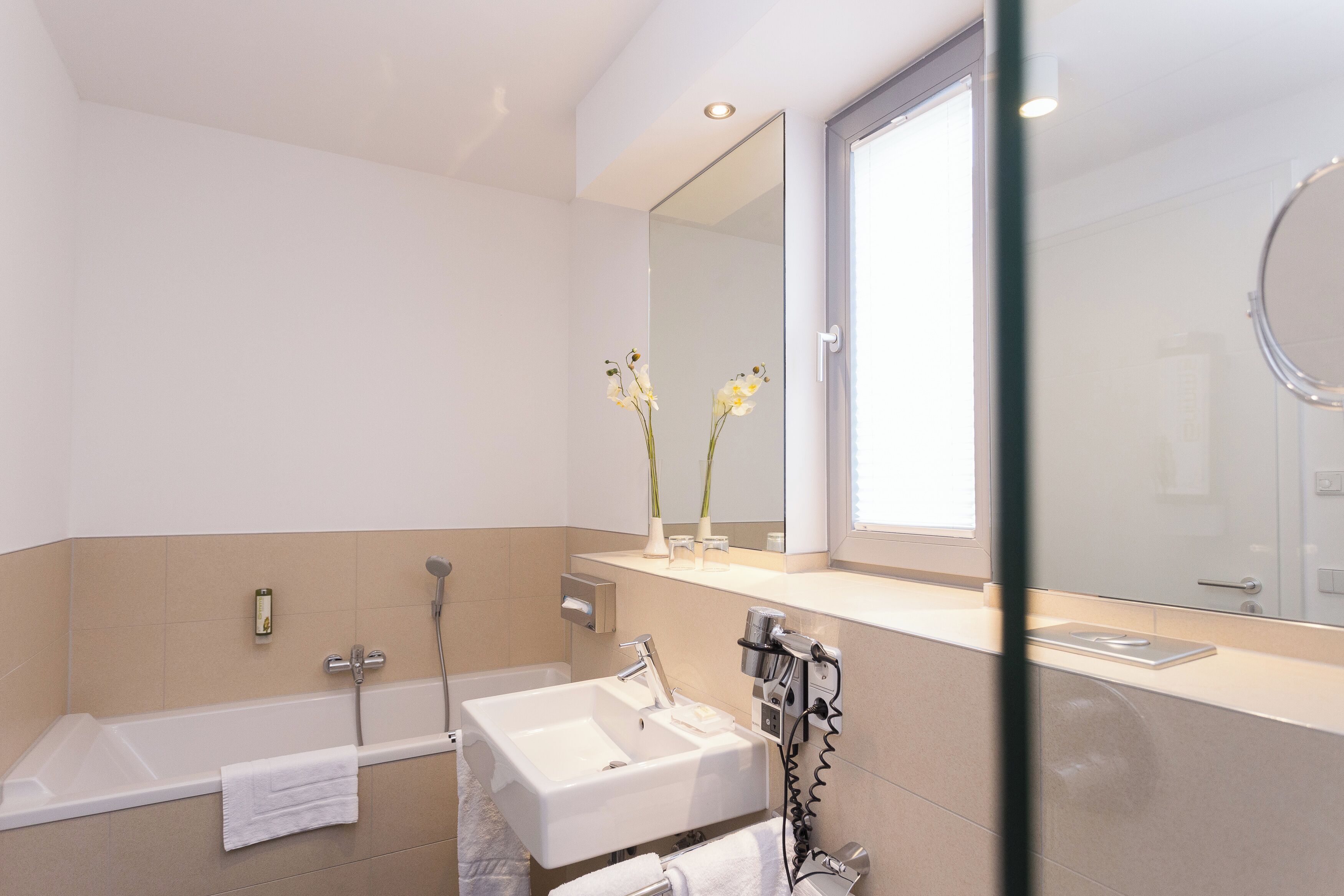 Appartement Deluxe, balcon | Salle de bain | Douche, savon, shampoing, papier toilette