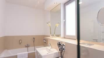 Appartement Deluxe, balcon | Salle de bain | Douche, savon, shampoing, papier toilette