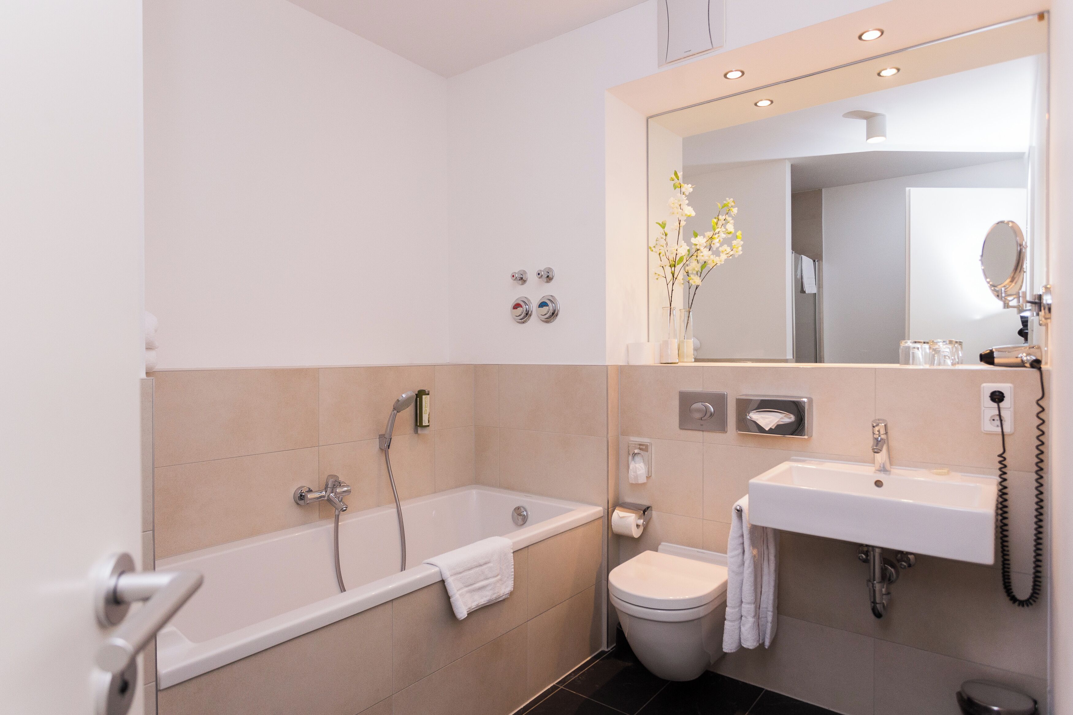 Superior-Apartment, Balkon | Badezimmer | Dusche, Seife, Shampoo, Toilettenpapier