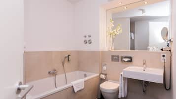 Superior-Apartment, Balkon | Badezimmer | Dusche, Seife, Shampoo, Toilettenpapier
