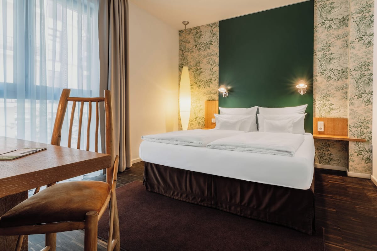 Double Room | Hypo-allergenic bedding, desk, soundproofing, iron/ironing board