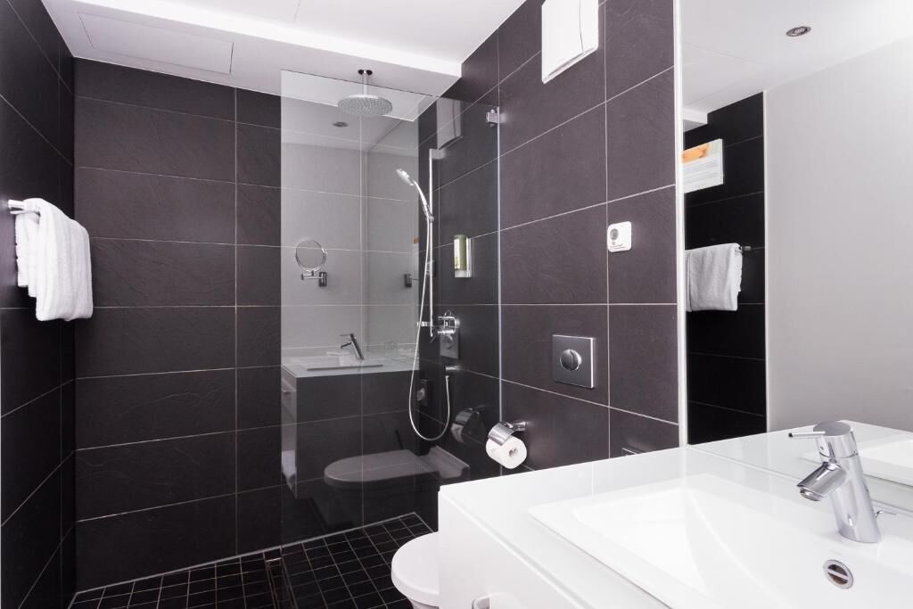 Camera doppia | Bagno | Asciugacapelli, sapone, shampoo, carta igienica