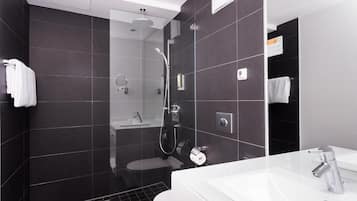 Camera doppia | Bagno | Asciugacapelli, sapone, shampoo, carta igienica