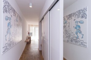 Superior-huoneisto, parveke | Allergiatestatut vuodevaatteet, työpöytä, äänieristys