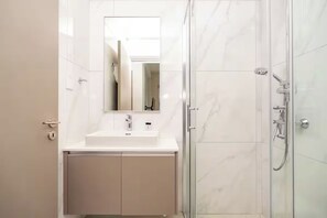 Shower, towels, soap, toilet paper - 2 bedroom ground floor apartment on the Mythical Seas complex with communal pool (Paralimni)