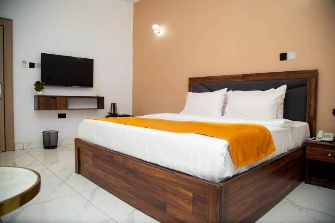 Rom – junior, balkong, byutsikt | Skrivebord, skrivebord for bærbar PC, blendingsgardiner og lydisolert