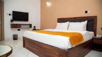 Rom – junior, balkong, byutsikt | Skrivebord, skrivebord for bærbar PC, blendingsgardiner og lydisolert