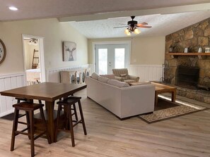 Smart TV, fireplace, video games - Dolly's Darlings by Beyond Expectations w/ Hot Tub (Sevierville)