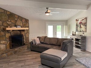 Smart TV, fireplace, video games - Dolly's Darlings by Beyond Expectations w/ Hot Tub (Sevierville)