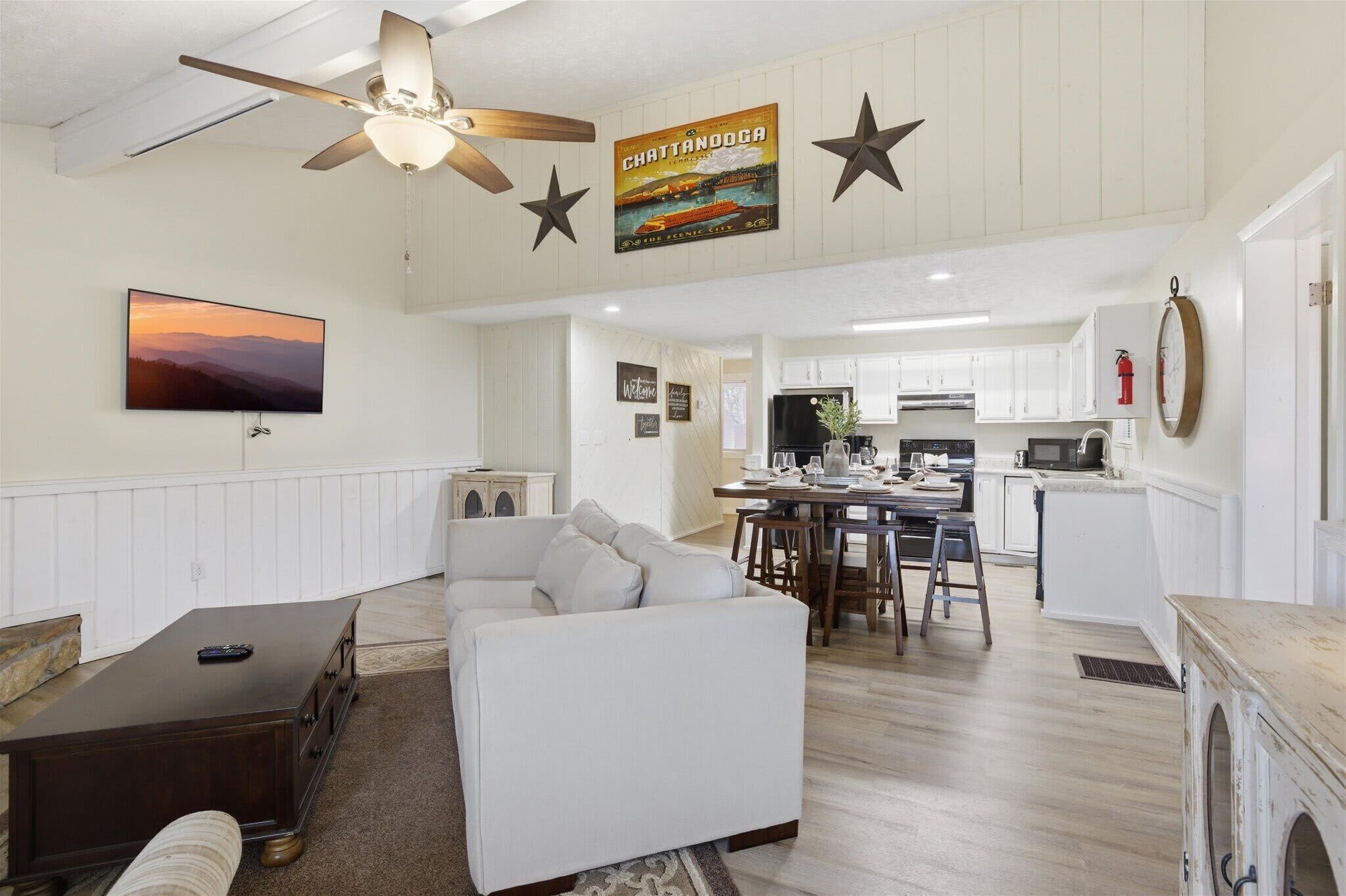 Een smart-tv, een open haard en videogames