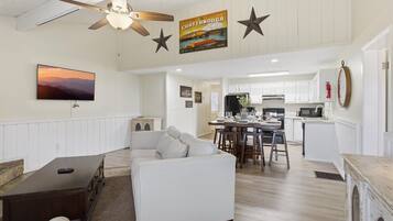 Een smart-tv, een open haard en videogames