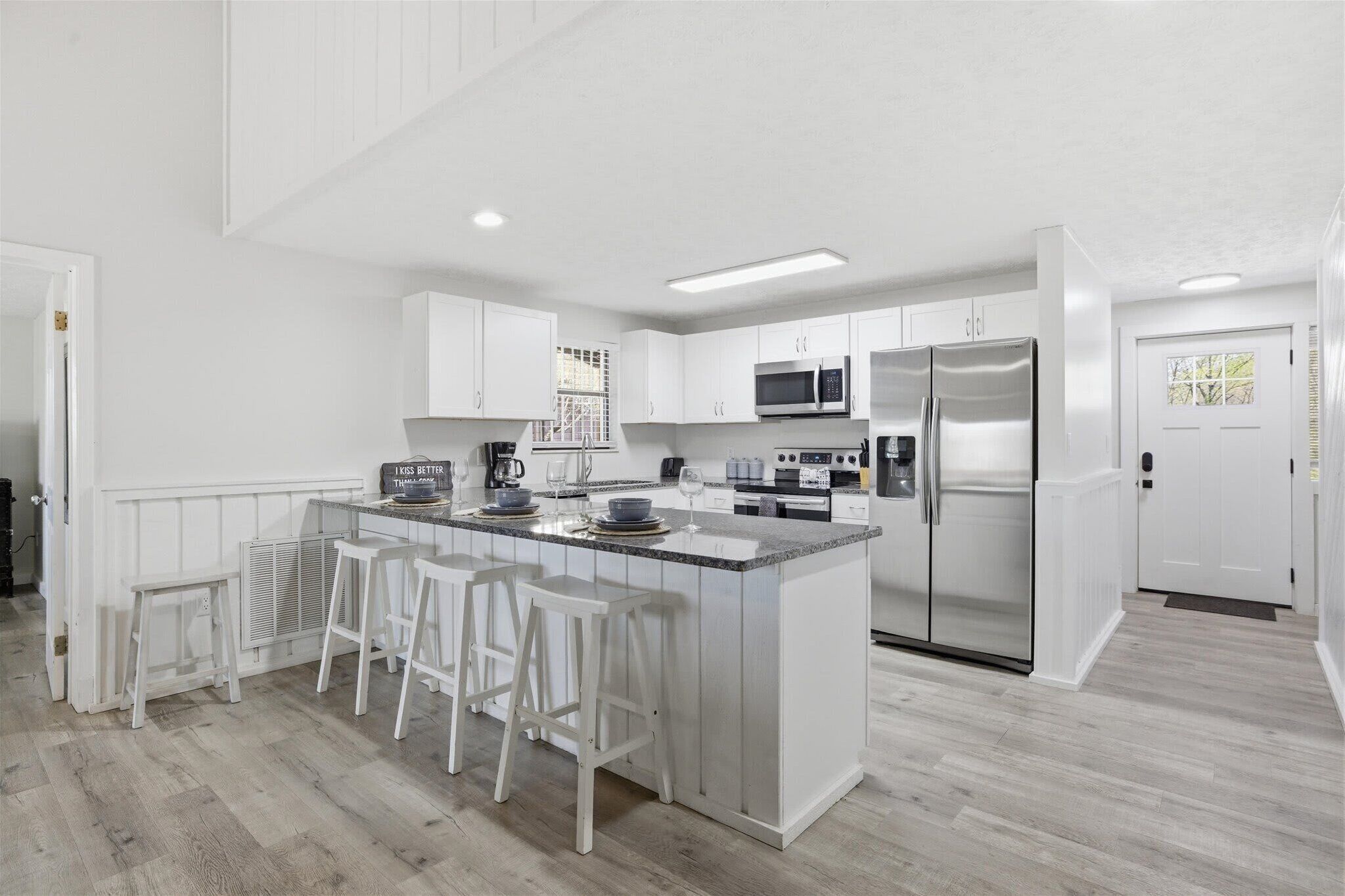 Frigorifero, microonde, forno, piano cottura