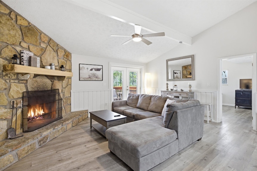 Dollys Darlings Duplex Units A & B By Beyond Expectations: Hot Tub & Game Room - Sevierville