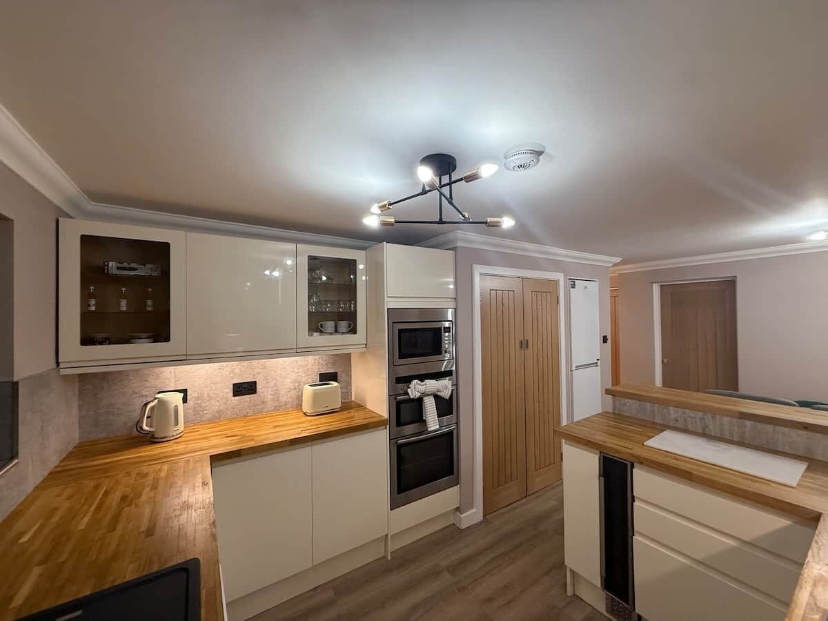 Kylskåp, mikrovågsugn, ugn och spishäll