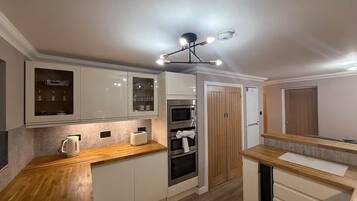 Kylskåp, mikrovågsugn, ugn och spishäll