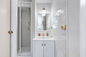 Apartment, 1 Schlafzimmer, Nichtraucher | Badezimmer | Haartrockner, Bidet, Handtücher, Seife