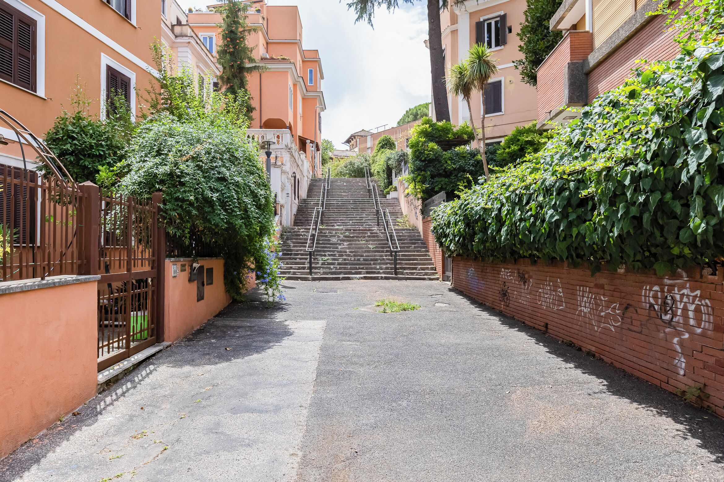 A narrow alleyway with a staircase leading up to a building.