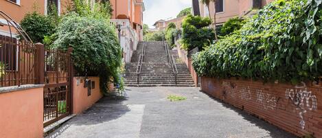 A narrow alleyway with a staircase leading up to a building.