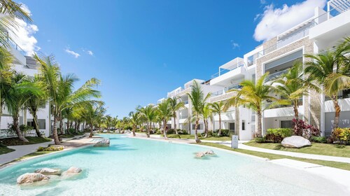 Luxury 3 bed penthouse with a private jacuzzi + private beach