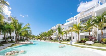 Luxury 3 bed penthouse with a private jacuzzi + private beach