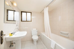 Hiustenkuivaaja, pyyhkeet, saippua, vessapaperi