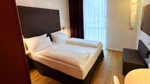 Family Room, Courtyard View | Peti besi dalam bilik, meja, kalis bunyi, Wi-fi percuma