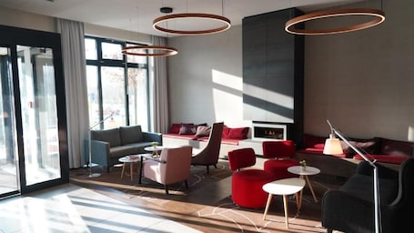 Coin salon dans le hall. Grimms Hotel Berlin Potsdam