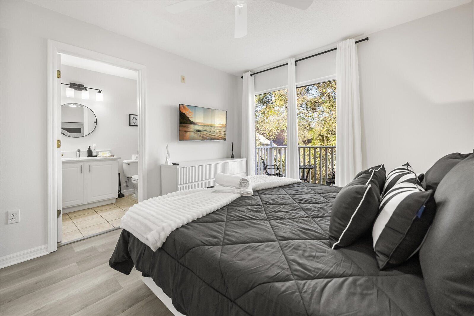 3 habitaciones, tabla de planchar con plancha y cuna de viaje 