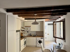 Microwave, oven, stovetop - IAN'S APARTMENT in Tarragona Old Town (Parte Alta)