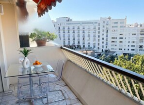 Unclassified image, 4 of 19, button