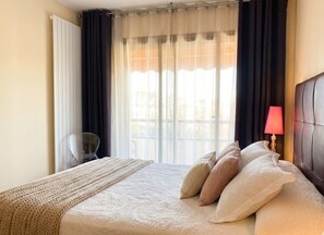 1 bedroom, iron/ironing board, WiFi, bed sheets - Modern 1-Bed apartment by La Croisette Large Terrace Private Parking & Air Con (Cannes)