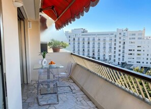 Unclassified image, 5 of 19, button